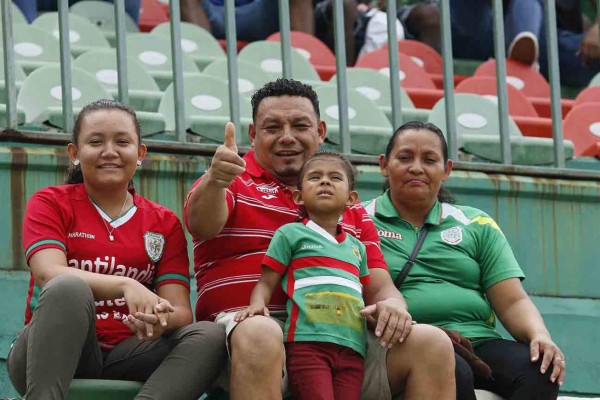 ¡NO SE VIO EN TV! Lindas chicas, la lluvia y la fiel afición en la jornada 13