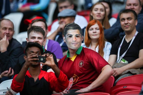 Lo que no se vio por TV: La petición de una mujer a CR7 y la mirada de Guardado al crack luso