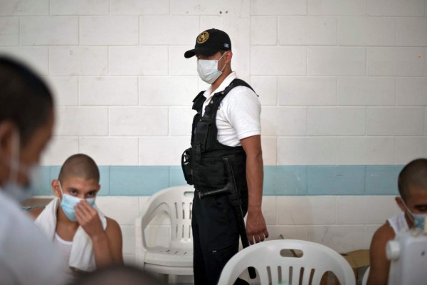 Ex mareros hacen mascarillas en Guatemala para prevenir el coronavirus: 'Ahora quisiera enmendar mis errores'