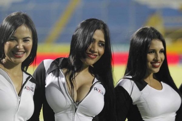 ¡HERMOSAS! Una Reina de Belleza entre las chicas lindas que asistieron a los estadios