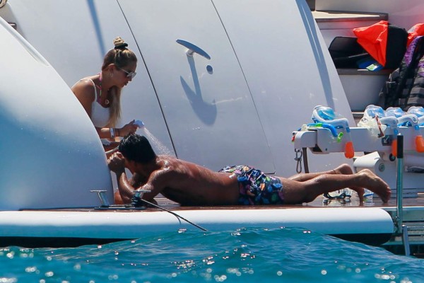 Antonella y sus descuidos; las vacaciones de Messi, Fabregas y Suárez con sus parejas