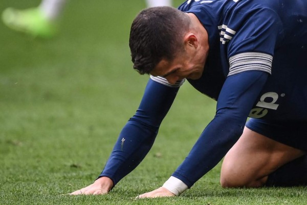 De rodillas y destruido: las duras imágenes de Cristiano Ronaldo tras sufrir otro ridículo con la Juventus