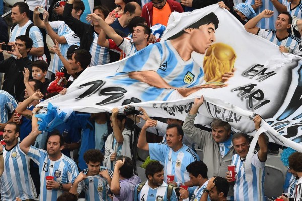 Argentinos y holandeses disfrutando de un gran ambiente en las gradas .