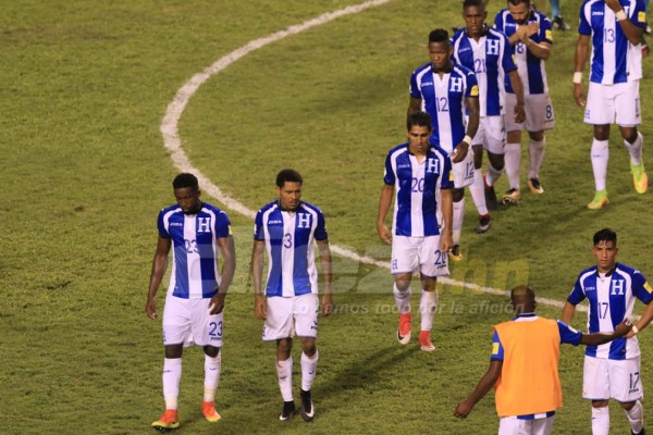 CURIOSAS: El saludo de Pinto y Postecoglou y el detalle de Boniek con los titulares