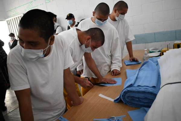 Ex mareros hacen mascarillas en Guatemala para prevenir el coronavirus: 'Ahora quisiera enmendar mis errores'