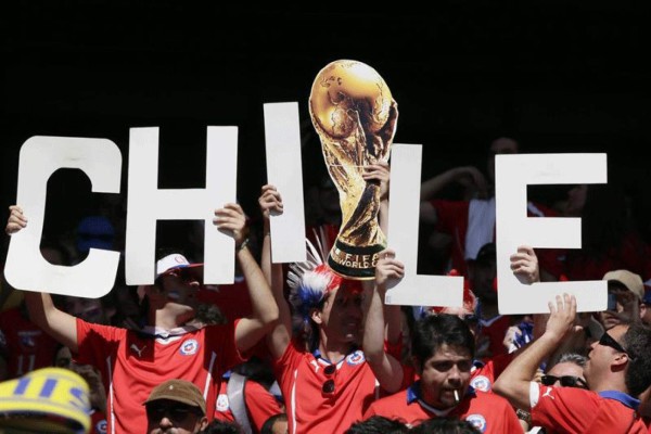 Aficionados disfrutan el Mundial a ritmo de samba.