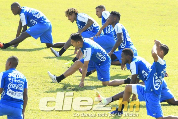 Risas, bromas y pláticas individuales de Pinto en el último entreno de Honduras
