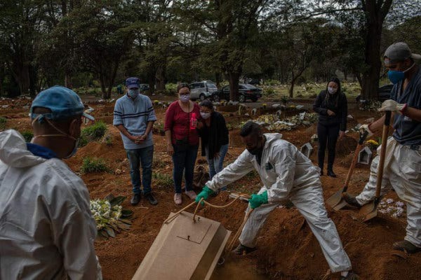 Talan bosque tropical en Manaos, Brasil para abrir cientos de tumbas por muertes de coronavirus