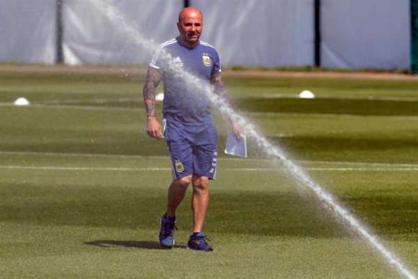 El beso de Jorge Sampaoli a Lionel Messi en su día de cumpleaños