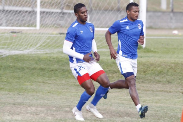 Mercado: Olimpia puede oficializar dos fichajes más y Roger Rojas define dónde jugará