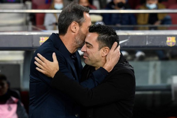 Las imperdibles fotos de Xavi dirigiendo a sus excompañeros del Barcelona en su debut y el efusivo festejo