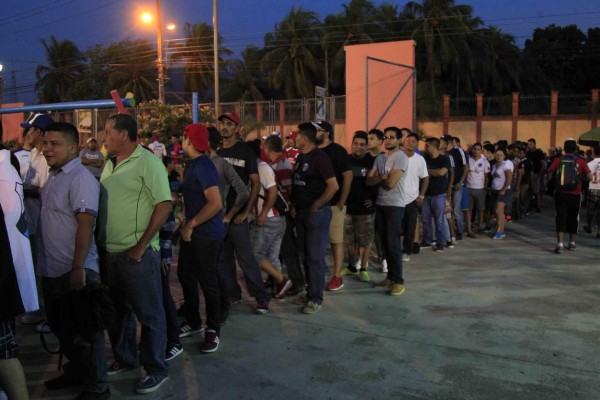 ¡NO SE VIO EN TV! Llenazo, portones cerrados y la eurofia de los progreseños