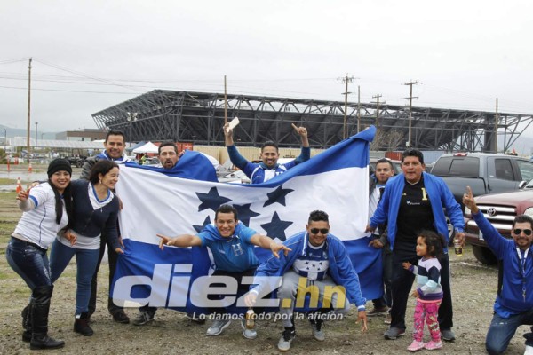 Hondureños pintan de azul y blanco las afueras del estadio Avaya
