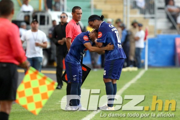 CURIOSAS: Los zapatos de Ronaldinho y su gesto con aficionado que ingresó al campo