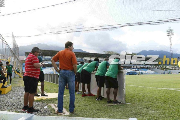 ¡AMBIENTAZO! El bonito gesto de un policía en la previa del Real España-Marathón