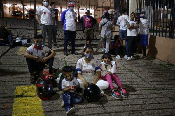 FOTOS: La UltraFiel y su banderazo a Olimpia fuera del estadio Nacional