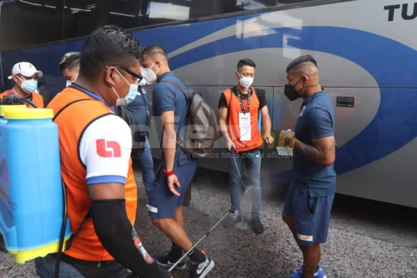 Hinchas merengues inundan los alrededores del Nacional con los colores del Olimpia previo al duelo ante Motagua