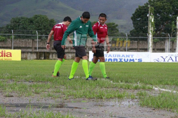Así de deteriorada luce la cancha del estadio Francisco Martínez de Tocoa