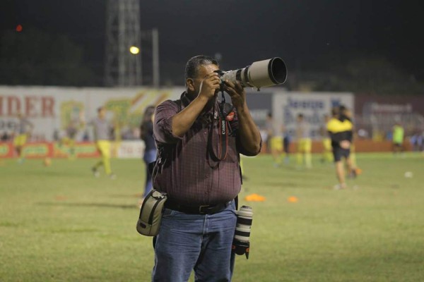 ¡NO SE VIO EN TV! El llenazo en El Progreso y el curioso festejo del' Chino'
