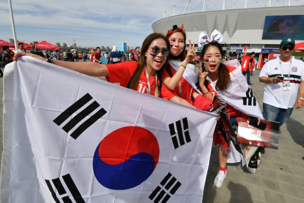 ¡Qué linduras! Hinchas mexicanas y coreanas se roban todos los focos en Rusia 2018