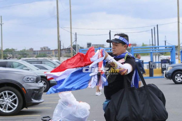 ¡Belleza y colorido! Ambientazo catracho en las afueras del Red Bull Arena para el Olimpia vs. Motagua