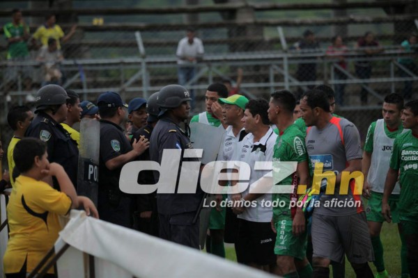 Polémica por nalgadas de Junior Morales a Henry Martínez