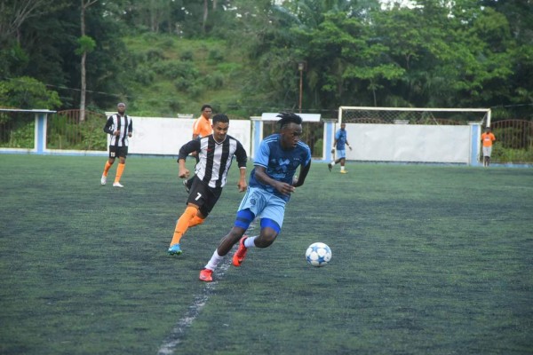 ¡Lindo ambiente! Ex jugadores y legionarios hondureños juegan partido benéfico en La Ceiba