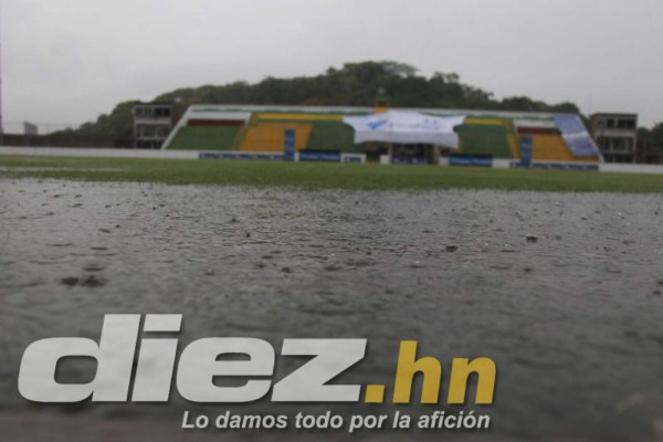 Como piscina olímpica: 45 minutos de lluvia inundaron cancha del Carlos Miranda
