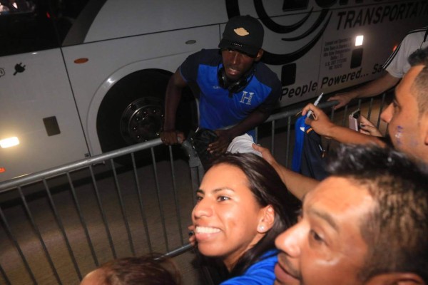 Lo que no se vio en TV: Espectacular despedida en Texas y le quitaron la camisa de Elis a un hincha