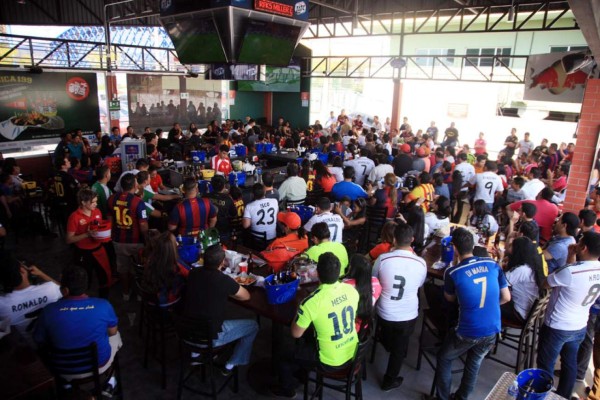 Ambientazo en Honduras con el clásico Barcelona-Real Madrid