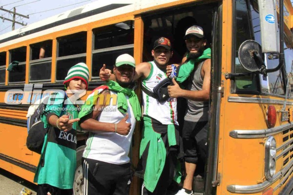 ¡LOCURA! Caravana verdolaga rumbo al Nacional de Tegucigalpa