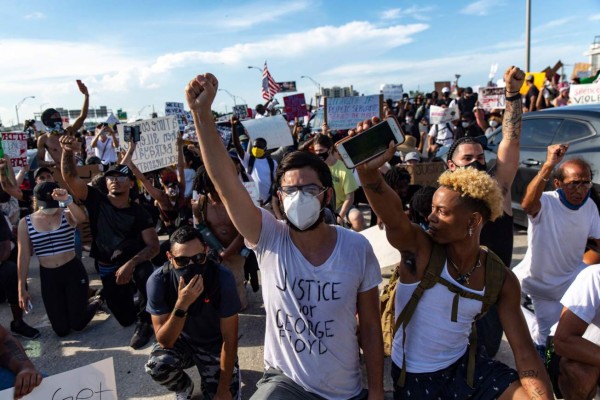 Terror en Minneapolis: Policía ataca con gas lacrimógeno y balas de goma a los protestantes