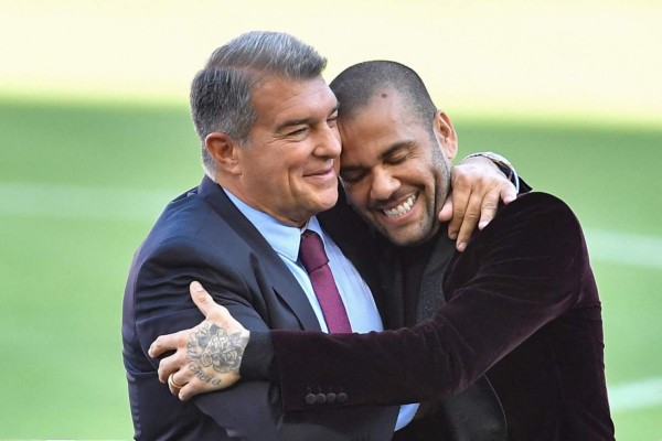 Así fue la presentación de Dani Alves como nuevo jugador del Barcelona: emoción, besos y dorsal legendario