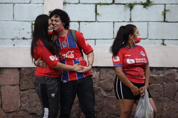No lo viste en TV: El bonito saludo de Troglio y Diego y los 'cariñitos' en la Ultra Fiel en un bravo clásico