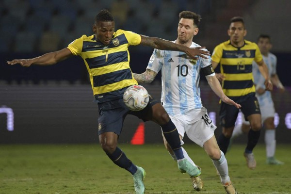 Fotos: ¡Apapachos, patadas y festejos! El show de Messi ante Ecuador que tiene a los argentinos soñando