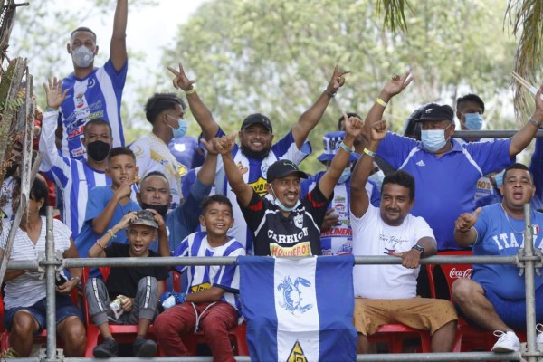 ¡A reventar! Chicas bellas, aficionados eufóricos y leyenda hondureña llenan sede del Victoria en La Ceiba