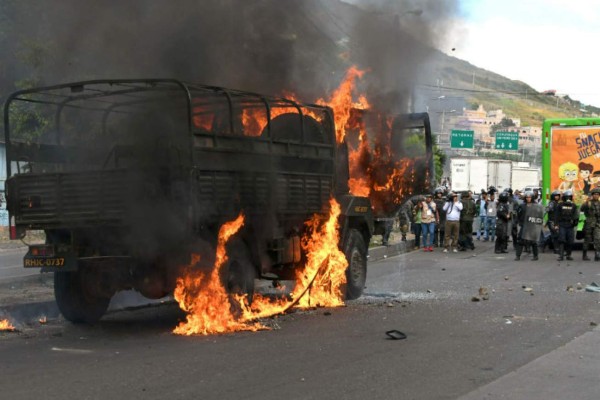 EN FOTOS: Carreteras tomadas y autos incendiados, así está Honduras este viernes