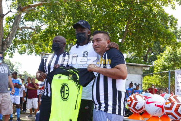 ¡Selfies, autógrafos y alegría! Las postales de la visita de Alberth Elis a la colonia Suyapa en Chamelecón