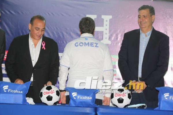 Bajo una copiosa lluvia: así fue la llegada de 'Bolillo' Gómez camino a su presentación como DT de Honduras