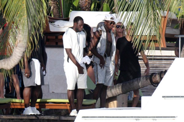 Fotos: Captan a Pogba fumando y compartiendo con bellas mujeres