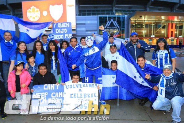 Selección catracha recibe el apoyo su afición en Vancouver