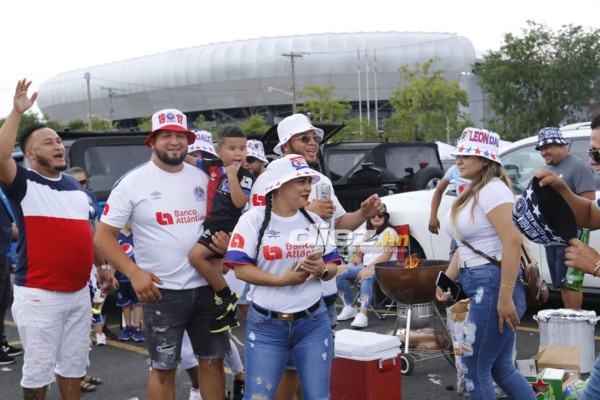 ¡Belleza y colorido! Ambientazo catracho en las afueras del Red Bull Arena para el Olimpia vs. Motagua