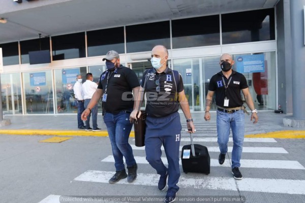 ¡Con guaruras fue recibido Coito! Así fue la discreta llegada de la Selección de Honduras tras perder en México
