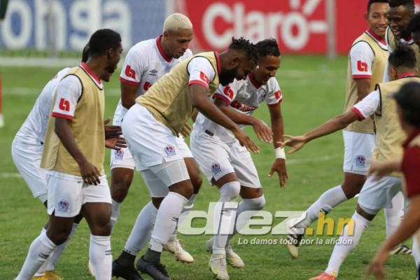 Tarde de locura en el Nacional: baile de Diego Reyes, abrazo de Troglio y las bellezas del repechaje ante Marathón