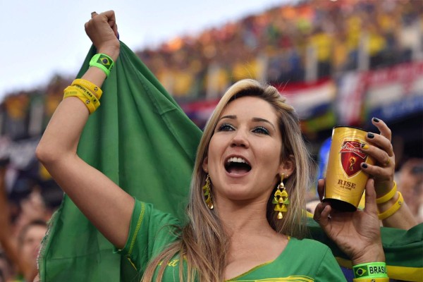 La belleza femenina se hizo presente el inicio del Mundial Brasil 2014.