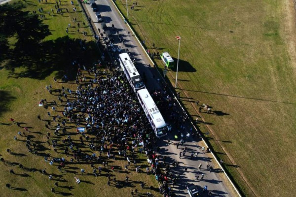 Regreso con gloria: la Albiceleste campeona de América llegó a Argentina tras coronarse en Brasil
