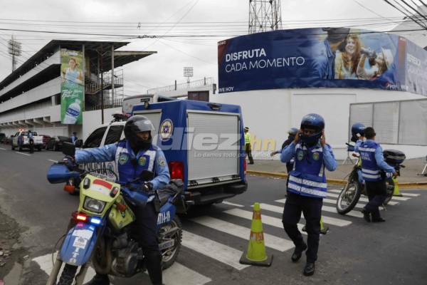 Policías, detectores antibombas, drones y seguridad privada vigilan a Australia