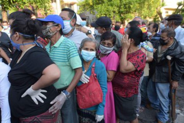 Descontrol y desorden en El Salvador de ciudadanos buscando subsidio aprobado por gobierno de Bukele