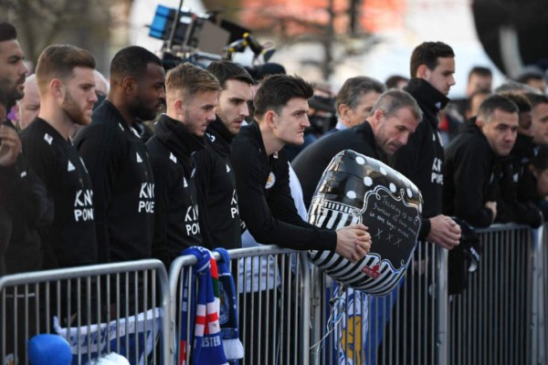 Jugadores del Leicester le rindieron tributo a su presidente en el King Power Stadium