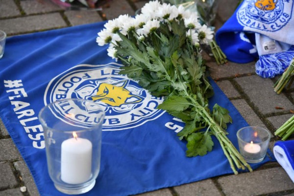 La angustia de los fanáticos del Leicester City por la muerte de su presidente